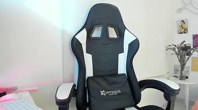 Snapshot of agaataa_ chatting on March 21, 2025, 1:13 am agaataa online show from March 21, 2025, 1:13 am