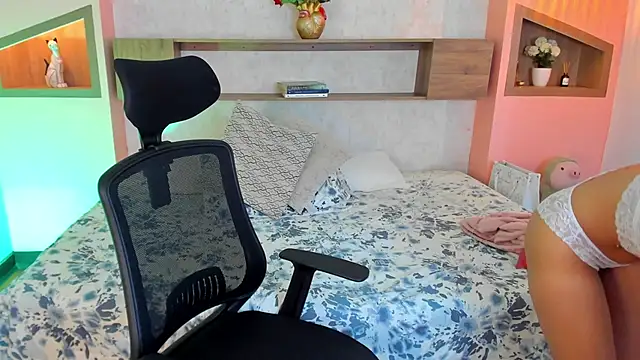 Lucia Brown  online show from March 22, 2025, 6:25 pm