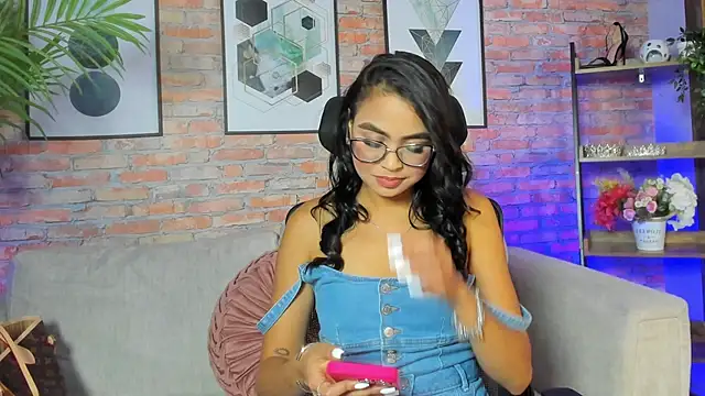 Lucia Brown  online show from September 20, 2025, 9:20 pm