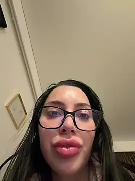 Mia Splash online show from February 2, 2026, 10:20 pm