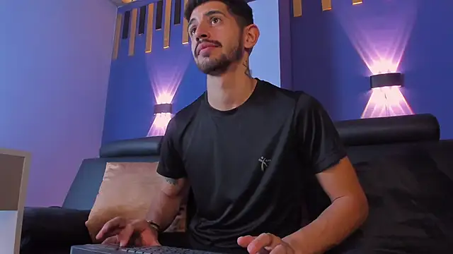 AlejandroStormm online show from October 14, 2025, 8:53 pm