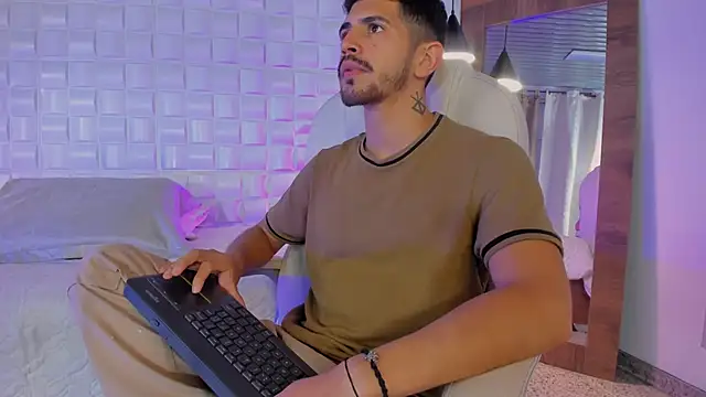 AlejandroStormm online show from October 9, 2025, 7:58 pm