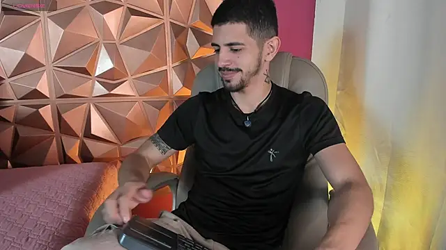 AlejandroStormm online show from April 8, 2026, 4:03 am