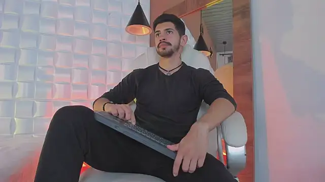 AlejandroStormm online show from October 20, 2025, 9:04 pm