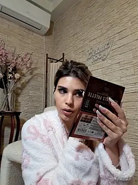 Bella Posh online show from February 10, 2026, 3:33 pm