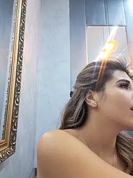 Bella Posh online show from October 17, 2025, 4:49 am