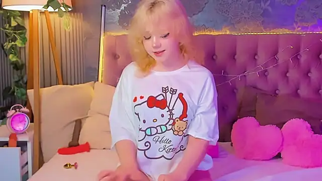 Snapshot of EmilyAngells chatting on April 1, 2026, 5:42 am EmilyAngells online show from April 1, 2026, 5:42 am