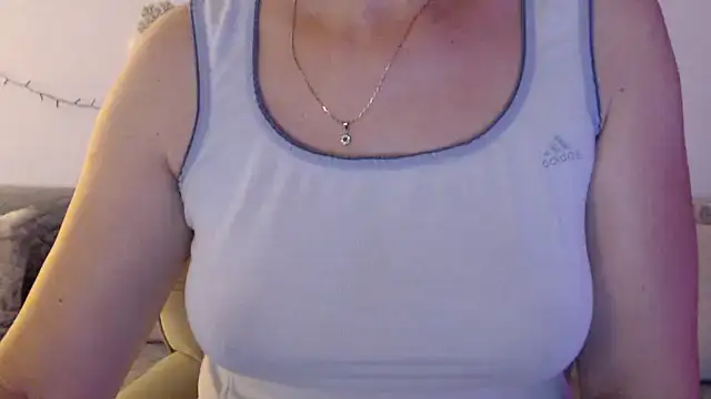 Snapshot of YourfantasyGiuly chatting on July 7, 2026, 6:47 am YourfantasyGiuly online show from July 7, 2026, 6:47 am