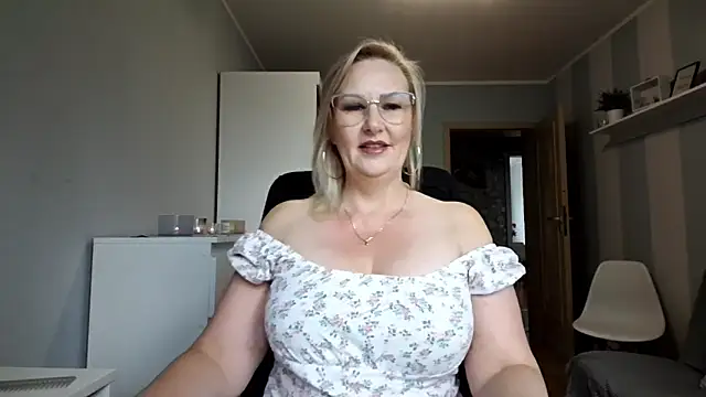 Snapshot of DianaLive chatting on June 18, 2026, 6:45 am DianaLive online show from June 18, 2026, 6:45 am