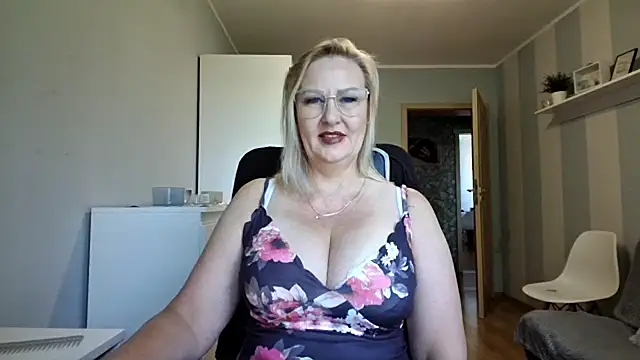 Snapshot of DianaLive chatting on June 26, 2026, 6:41 am DianaLive online show from June 26, 2026, 6:41 am