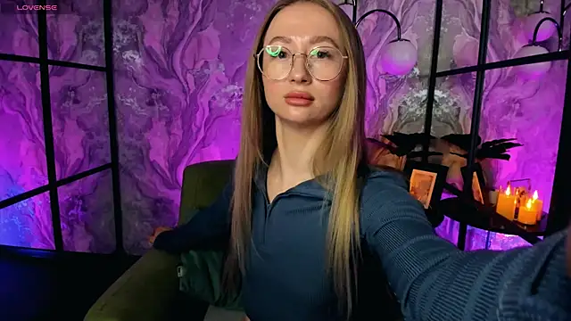 VictoriaLights online show from May 3, 2026, 5:56 am