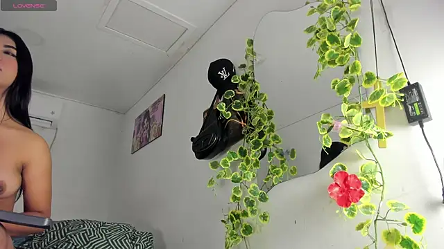 flor herrera01 online show from November 6, 2025, 5:22 am