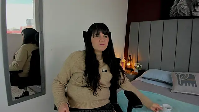 laura hotties online show from August 7, 2026, 1:28 pm