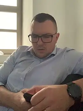 Snapshot of Mike8523 chatting on December 21, 2025, 6:59 am Mike8523 online show from December 21, 2025, 6:59 am