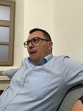 Snapshot of Mike8523 chatting on November 23, 2025, 5:28 am Mike8523 online show from November 23, 2025, 5:28 am