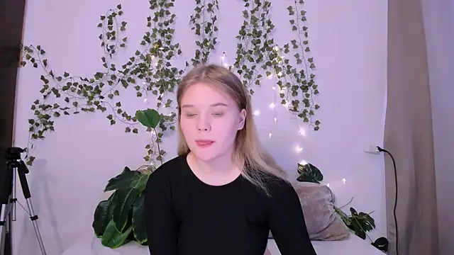 LaseyMoon online show from March 17, 2025, 4:08 am