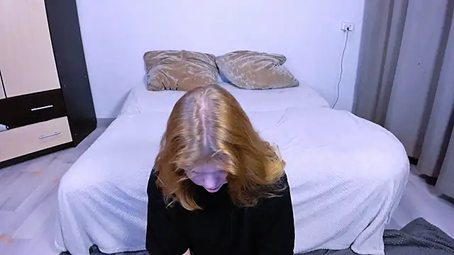 LaseyMoon online show from October 8, 2025, 11:34 am