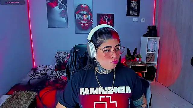 Snapshot of Veronika_metal chatting on September 9, 2025, 6:06 pm Veronika metal online show from September 9, 2025, 6:06 pm