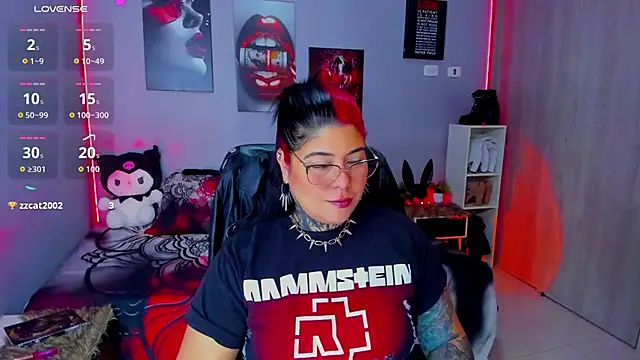 Snapshot of Veronika_metal chatting on October 20, 2025, 8:04 am Veronika metal online show from October 20, 2025, 8:04 am