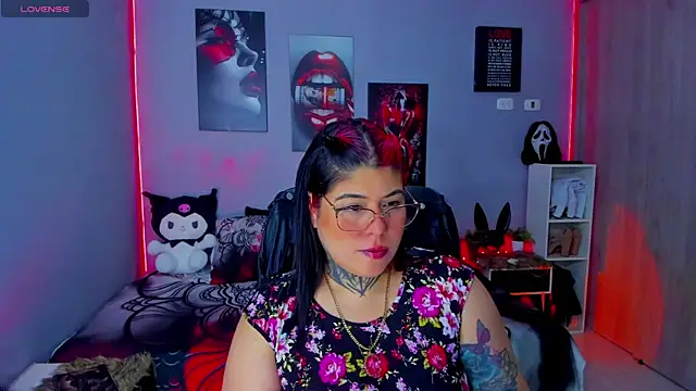 Snapshot of Veronika_metal chatting on November 11, 2025, 8:09 am Veronika metal online show from November 11, 2025, 8:09 am