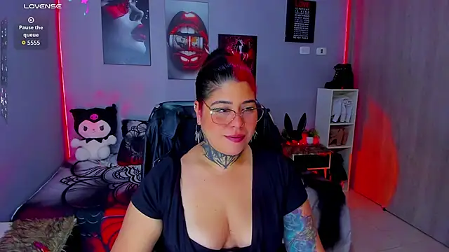 Snapshot of Veronika_metal chatting on October 21, 2025, 8:14 am Veronika metal online show from October 21, 2025, 8:14 am