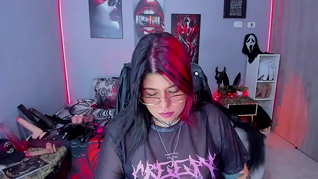 Snapshot of Veronika_metal chatting on December 18, 2025, 7:07 pm Veronika metal online show from December 18, 2025, 7:07 pm