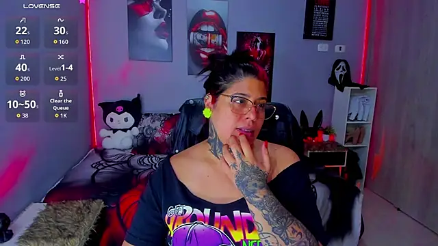 Snapshot of Veronika_metal chatting on October 31, 2025, 3:58 am Veronika metal online show from October 31, 2025, 3:58 am