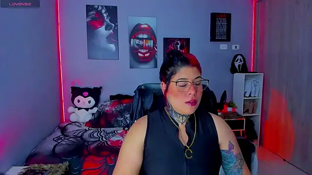 Snapshot of Veronika_metal chatting on November 6, 2025, 8:18 am Veronika metal online show from November 6, 2025, 8:18 am