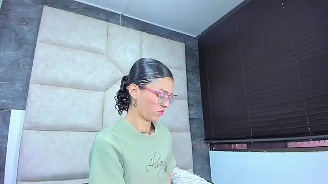 Snapshot of Vaiolett_Smith chatting on April 13, 2026, 2:43 pm Vaiolett Smith online show from April 13, 2026, 2:43 pm