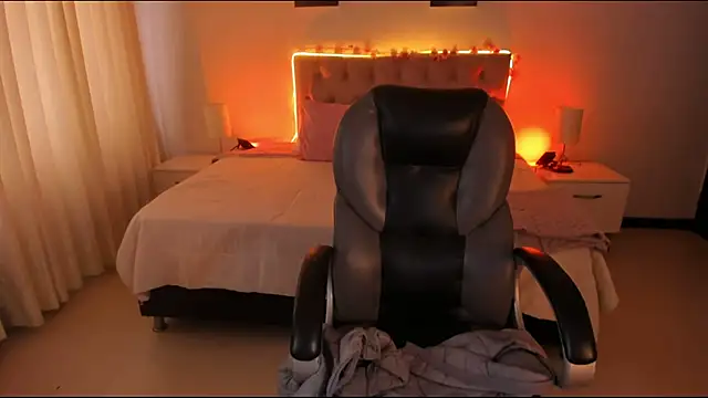 Emily Warren  online show from October 2, 2025, 8:01 pm