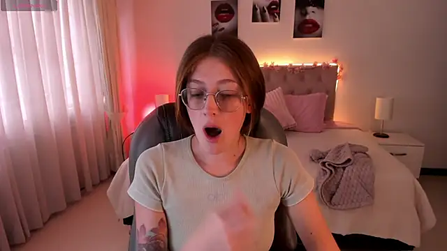 Emily Warren  online show from October 16, 2025, 7:33 pm