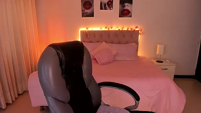 Emily Warren  online show from November 12, 2025, 7:51 pm