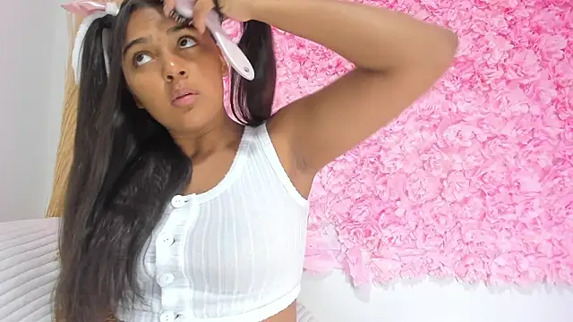 Melodymoore  online show from February 4, 2026, 9:21 pm