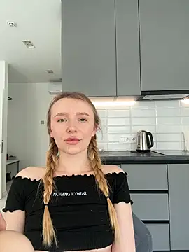 Snapshot of EvaBrooklyn chatting on March 7, 2025, 9:40 am EvaBrooklyn online show from March 7, 2025, 9:40 am