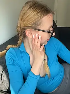 Snapshot of EvaBrooklyn chatting on February 27, 2025, 8:56 am EvaBrooklyn online show from February 27, 2025, 8:56 am