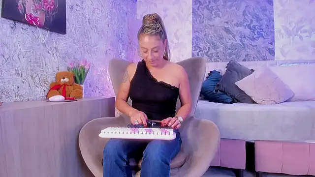 Liannaa  online show from September 18, 2025, 7:39 pm