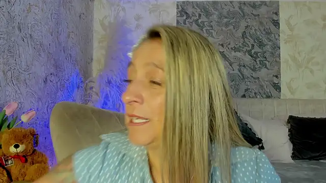 Liannaa  online show from October 8, 2025, 11:38 pm