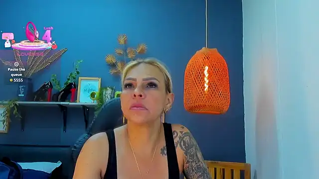 Snapshot of yessila_parker chatting on May 26, 2026, 8:56 am yessila parker online show from May 26, 2026, 8:56 am