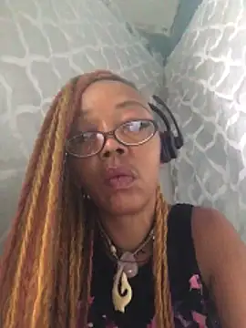 Ladyzee25 online show from October 27, 2025, 3:35 pm