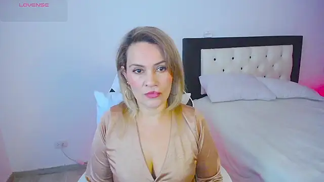 CarolinneFiotti online show from October 15, 2025, 1:41 pm