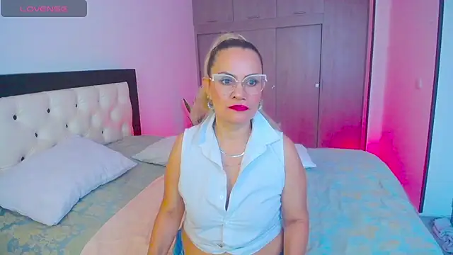 CarolinneFiotti online show from October 4, 2025, 4:08 pm