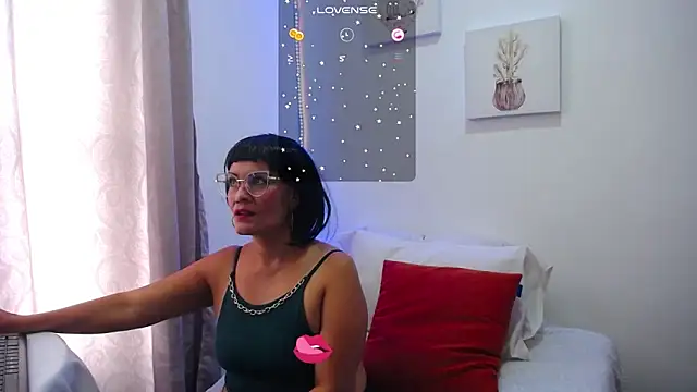 CarolinneFiotti online show from March 14, 2025, 6:29 pm