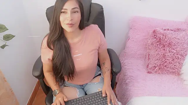 luna lgomez  online show from May 29, 2026, 12:11 pm