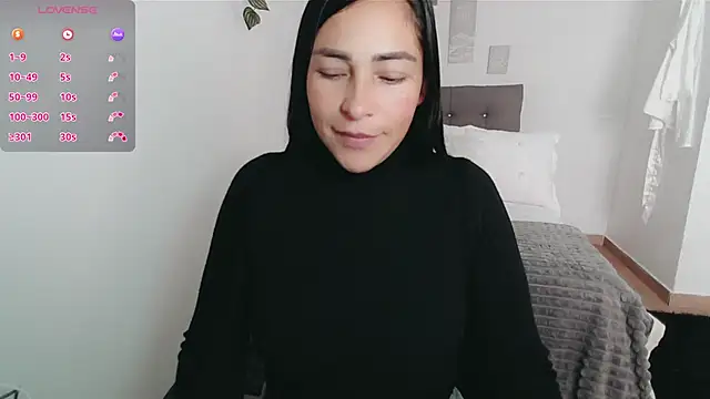 luna lgomez  online show from November 27, 2025, 12:27 pm