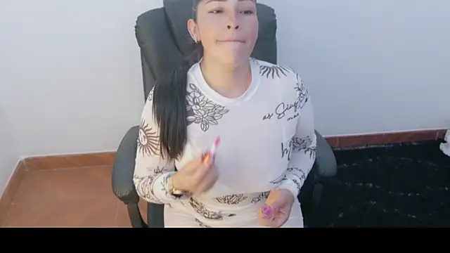 luna lgomez  online show from June 25, 2026, 10:09 am