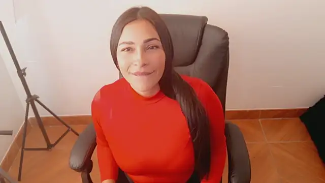 luna lgomez  online show from May 12, 2026, 6:25 pm