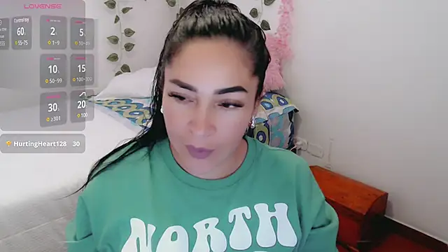 luna lgomez  online show from March 18, 2025, 11:11 am