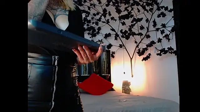 Sara Valkyri online show from March 7, 2025, 3:07 pm