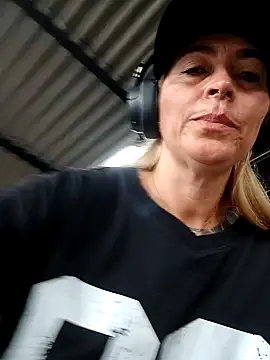 Sara Valkyri online show from March 7, 2025, 6:54 pm