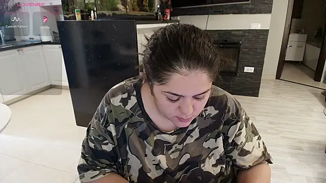 Layla- online show from September 13, 2025, 9:20 am